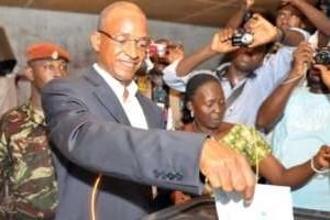 Cellou Dalein Diallo vote le 27 juin 2010 pour le 1er tour de la présidentielle. © AFP