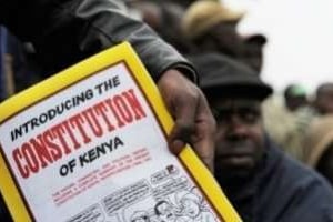 Un petit livret d’explication sur la Constitution, le 1er août 2010 à Nairobi. © AFP