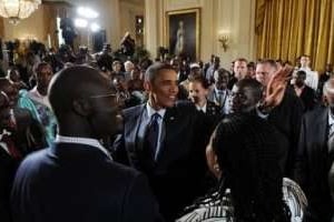 Le président Obama et les représentants de la jeunesse africaine, hier à la Maison Blanche. © AFP