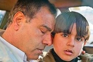 Ezzeddine Aboulaïsh, avec l’un des ses enfants qui a survécu au bombardement © AP