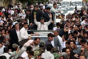 Mahmoud Ahmadinejad au milieu de la foule, le 4 août 2010, à Hamadan (ouest de l’Iran). © AFP