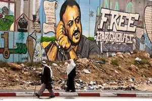 Graffiti à la gloire de M. Barghouti, au check-point de Kalandia, entre Jérusalem et Ramallah. © Maya Hitij/AP