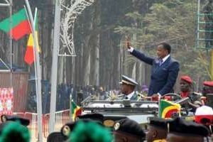 Denis Sassou Nguesso passe les troupes en revue le 15 août. © AFP