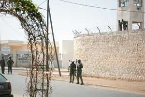 Prison centrale de Reubeuss, à Dakar, où sont détenus les trois hommes. © AFP