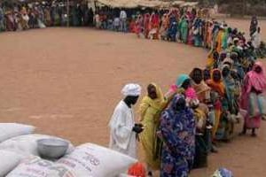 Des Soudanais attendent de recevoir de l’aide humanitaire, en 2009. © AFP