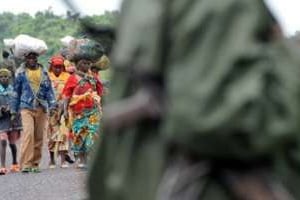 Les violences jettent sur les routes des milliers de déplacés, qui fuient les zones de combat. © AFP