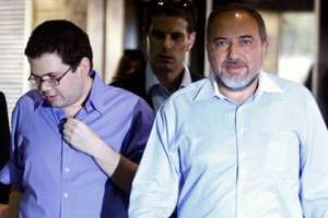 Rafael Hadad (à g.) avec Avigdor Lieberman, à Tel-Aviv, le 9 août. © Nir Elias/Reuters