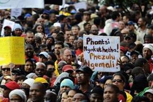 Manifestations de fonctionnaires sud-africains, le 26 août 2010 au Cap. © AFP