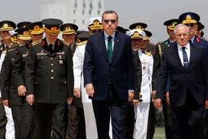 Erdogan et les principaux chefs militaires, le 1er août, au mausolée de Mustapha Kemal, à Ankara. © Umit Bektas/Reuters