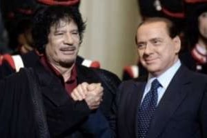 Mouammar Kaddafi (G) et Silvio Berlusconi, le 16 novembre 2009, à Rome. © AFP