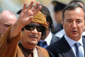 Mouammar Kaddafi et le ministre italien des Affaires étrangères, Franco Frattini le 29 août. © AFP