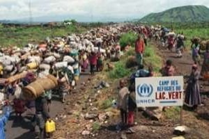 Au mois de novembre 1996, des milliers de réfugiés rwandais quittent les camps de Goma, au Zaire. © AFP