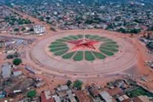Vue aérienne de la place de l’Étoile-Rouge, à Cotonou. © www.ccibenin.org