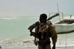 Un somalien, à moitié pirate, à moitié milicien, le 20 août 2010 sur la plage de Hobyo. © AFP