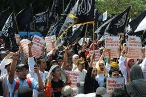 Une manifestation contre le projet de brûler le Coran, devant l’ambassade américaine de Djakarta. © AFP