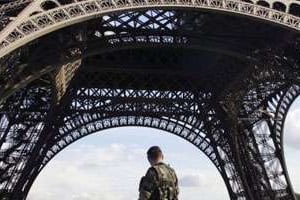 Patrouille d’un soldat au pied de la tour Eiffel, à Paris. © AFP