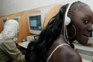 Internet et téléphone dans un cybercafé, le 5 octobre 2005 près de Dakar, au Sénégal. © AFP