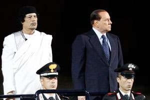 Mouammar Kaddafi et Silvio Berlusconi le 30 août, à Rome. © Max Rossi/Reuters