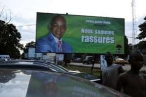 Affiche de campagne de Cellou Dalein Diallo, candidat qui proteste contre le report du second tour. © AFP