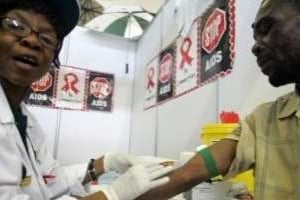 Une infirmière fait une prise de sang pour un test du Sida, le 1er décembre 2009 à Pretoria. © AFP