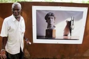 L’artiste béninois, dans son atelier de Cotonou, en juin 2010. © Philippe Perdrix/J.A.