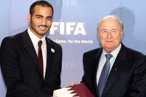 Mohammed Ibn Hamad Al Thani, fils de l’émir du Qatar, avec le président de la Fifa, Joseph Blatter © Fadi Al-Assad/Reuters