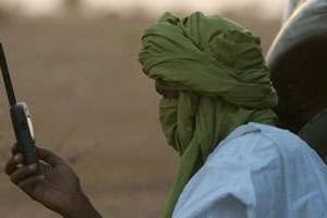 Un Touareg utilisant un téléphone satellitaires dans le nord du Mali en novembre 2006. © AFP
