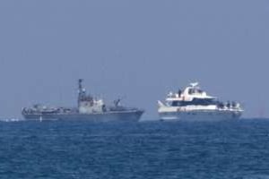 Un vaisseau militaire israélien (à g.) escorte l’un des bateaux de la flottille, le 31 mai. © AFP