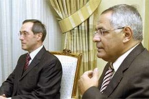 Claude Guéant, secrétaire général de l’Elysée (à g.), avec Robert Bourgi, en octobre 2008. © Vincent Fournier, pour J.A.