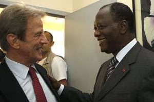 En visite en Côte d’Ivoire, Bernard Kouchner s’entretient avec Alassane Ouattara, en juin 2008. © MAEE