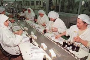 Des ouvrières dans l’usine pharmaceutique Saïdal Dar El Beida à Alger, en février 2000. © AFP