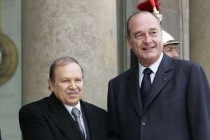 Jacques Chirac et Abdelaziz Bouteflika, en avril 2005 sur le perron de l’Elysée. © Kovarik/AFP