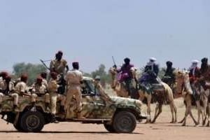 Des soldats nigériens patrouillent à Ingall, dans le nord du pays, le 25 septembre 2010. © AFP