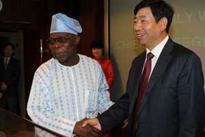 Un dirigeant de la CRCC avec l’ancien président nigérian Obasanjo. © www.ccrc.cn