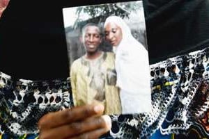 Kadiatou Barry tient une photo d’elle avec son mari, Alpha Oumar Diallo, mort le 28 septembre. © Luc Gnago/Reuters
