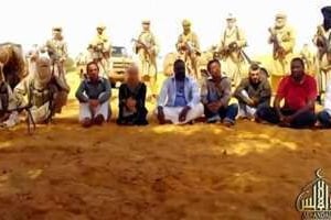 Image de la vidéo montrant les sept otages et leurs ravisseurs. © AFP