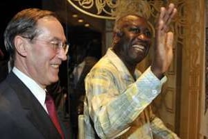 Le secrétaire général de l’Elysée Claude Guéant et Laurent Gbagbo, à Yamoussoukro. © AFP