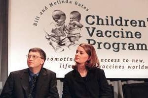 Bill et Melinda Gates, lors d’une campagne de vaccination destinée aux enfants. © Sipa