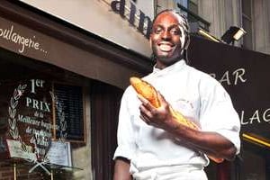Djibril Bodian, devant sa boulangerie de la rue des Abbesses à Paris. © Bruno Lévy pour J.A.