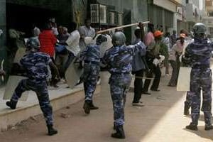 Des forces anti-émeutes soudanaises dispersent à coups de bâtons des manifestants, le 9 octobre. © AFP