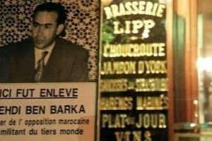 Une pancarte devant la Brasserie Lipp à Paris, en octobre 1998, lors d’un rassemblement en hommage © AFP