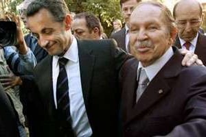 Nicolas Sarkozy et Abdelaziz Bouteflika en 2007. © AFP