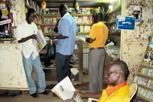Près du kiosque à journaux, on parle beaucoup de politique à Korhogo. © Coulibaly pour J.A.