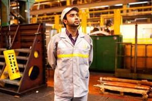 Oussama Ziouziou, futur chef d’équipe à Renault Tanger Med, en septembre à l’usine de Flins. © CAMILLE MILLERAND POUR J.A.