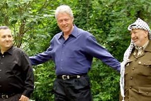 Bill Clinton réunit Yasser Arafat et Ehoud Barak à Camp David, en juillet 2000. © Reuters