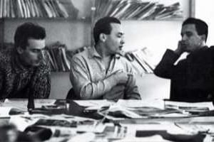 Béchir Ben Yahmed, entouré de ses rédacteurs Guy Sitbon et Mohamed Ben Smaïl, aux débuts d’Afrique Action, ancêtre de JA, vers 1960. © D.R.