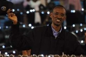 Le président rwandais Paul Kagamé, célébrant sa victoire à la présidentielle, le 10 août. © AFP