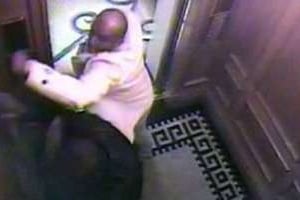 Une caméra a filmé des coups portés par le prince à son domestique dans l’ascenseur de l’hôtel. © AFP