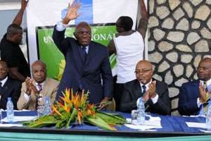 J. E. Ndong (beige), Z. Myboto (debout) et, à sa gauche, A. M. Obame, le 10 février à Libreville. © AFP