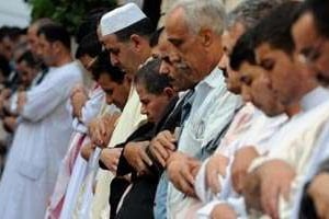 Des Algériens prient, le 1er octobre 2008 à Alger, lors de l’Aïd. © AFP